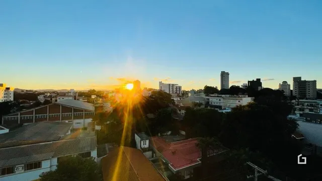 Vista panorâmica de telhados residenciais ao pôr do sol em Lajeado.