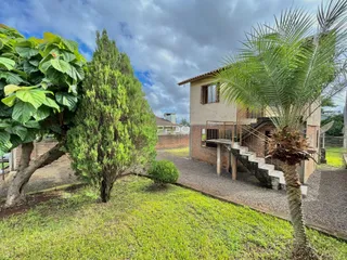 Vista externa de uma residência com jardim e vegetação em Lajeado, Brasil.