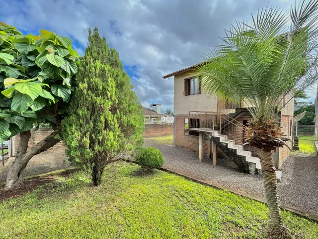 Vista externa de uma residência com jardim e vegetação em Lajeado, Brasil.
