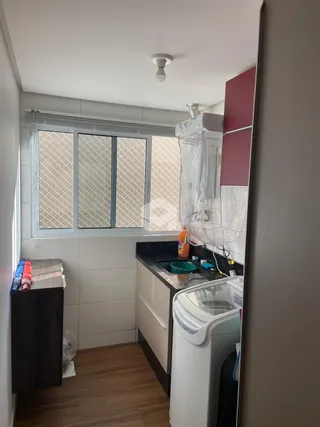 Foto de um cômodo interno com janela e máquina de lavar roupa.