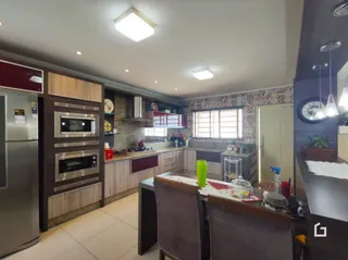 Foto de uma cozinha com armários de madeira e revestimento cerâmico.