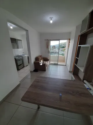 Interior de uma sala com piso de cerâmica e porta de vidro.
