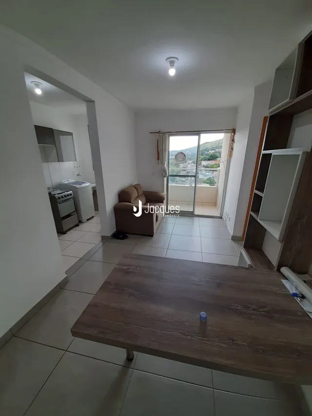 Interior de uma sala com piso de cerâmica e porta de vidro.