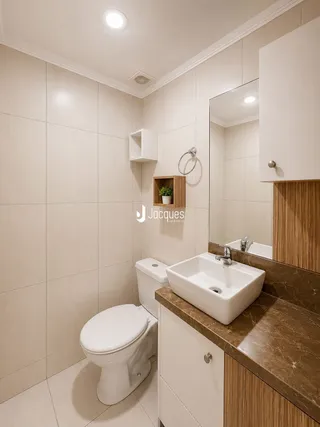 Foto de um banheiro moderno com azulejos brancos e bancada de granito.