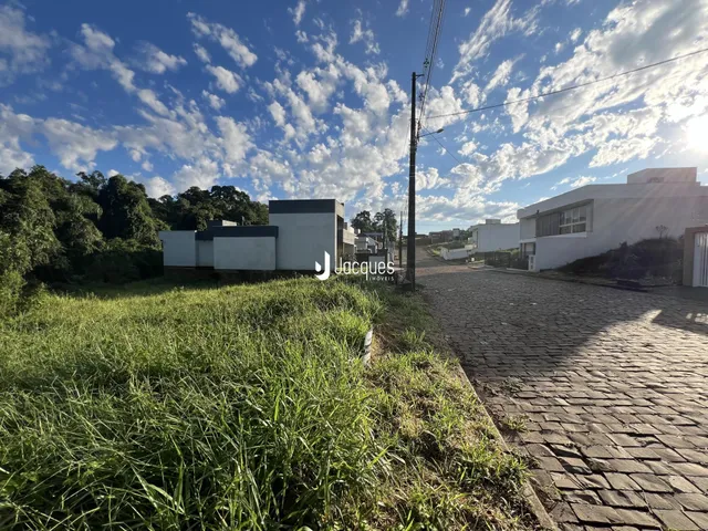Vista externa de uma propriedade em Lajeado, Brasil, com gramado alto e pátio pavimentado.
