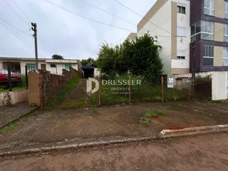 Fachada de uma residência em Lajeado, Brasil, com cerca e muro de ferro.