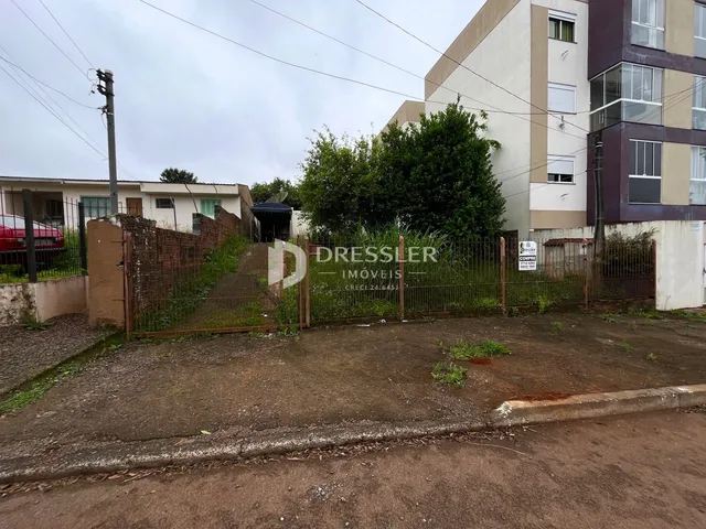 Fachada de uma residência em Lajeado, Brasil, com cerca e muro de ferro.
