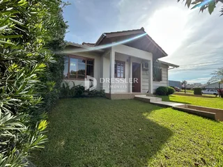 Fachada de uma casa em Lajeado, Brasil, com jardim gramado.