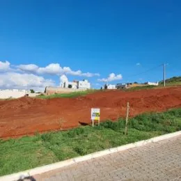 Vista de um terreno com vegetação e céu azul.