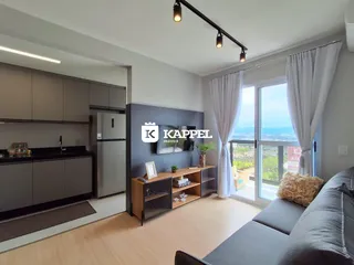 Sala de estar moderna com cozinha integrada e vista panorâmica.
