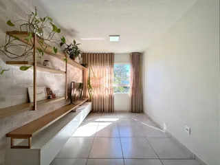 Ambiente interno de uma sala com decoração de madeira e piso cerâmico.