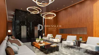 Sala de estar moderna com decoração em madeira e detalhes em mármore.
