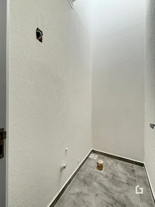 Vista do corredor interno de uma residência.