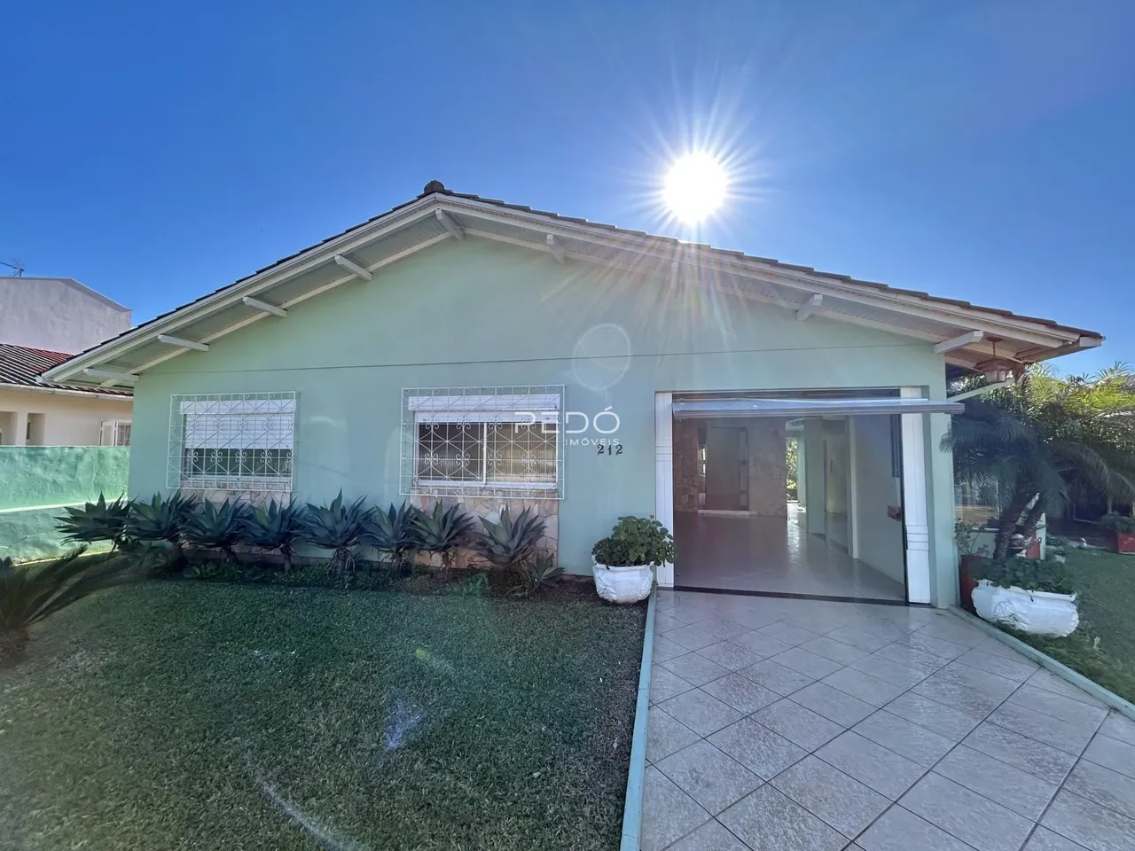 Fachada de uma casa em Lajeado, Brasil, com jardim frontal.