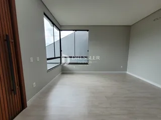 Ambiente interno com paredes cinzas e piso claro.
