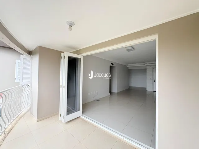 Corredor que leva a um cômodo aberto em uma propriedade.