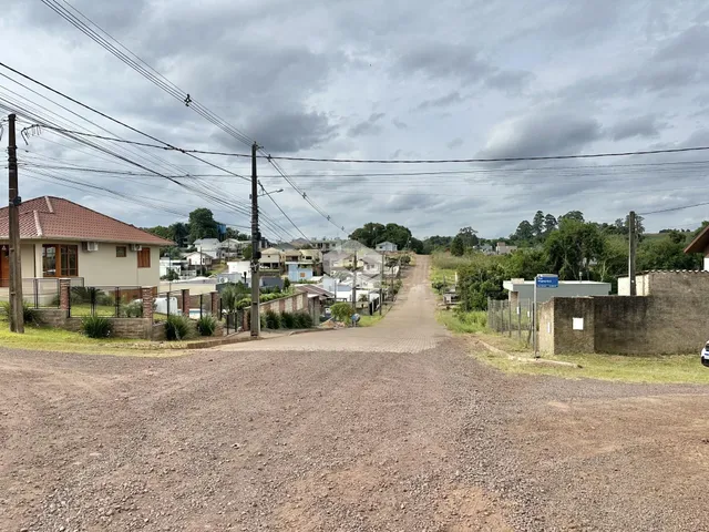 Vista de uma rua de terra em uma área residencial em Lajeado.