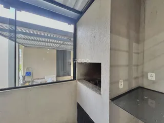 Vista de uma área interna com uma janela que dá para outro cômodo.