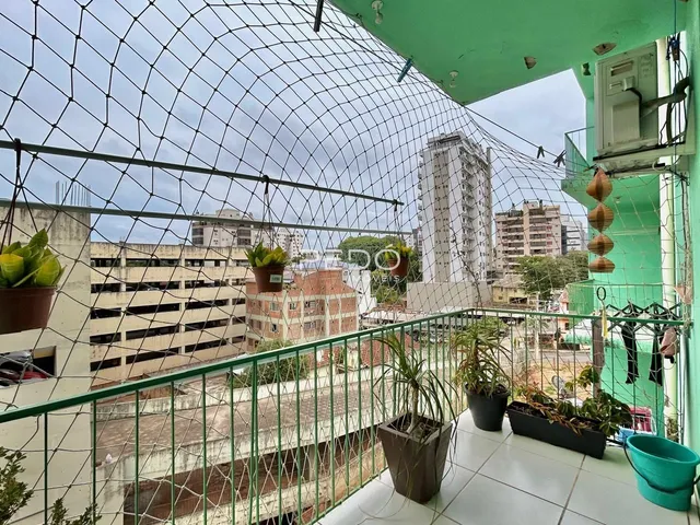 A vista da varanda mostra edifícios ao fundo da cidade.