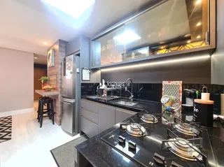 Foto de uma cozinha moderna com armários escuros e eletrodomésticos de aço inoxidável.
