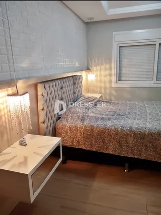 Quarto com cama e janela em um imóvel.