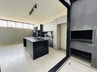 Foto de uma cozinha moderna com ilha e piso de cerâmica.