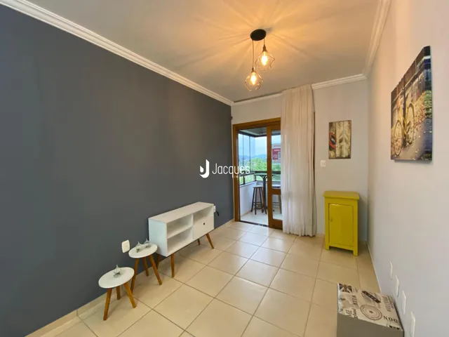 Ambiente interno com paredes cinzas e piso de cerâmica clara.