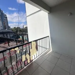 Vista da varanda com grade metálica em um imóvel em Lajeado.