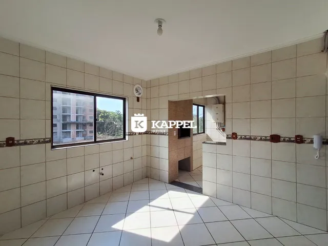 Esta é uma sala de estar com piso de cerâmica e uma grande janela.