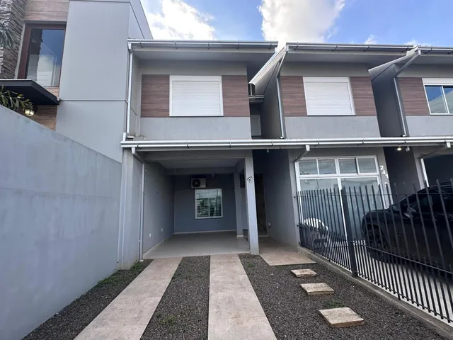 Fachada de um imóvel residencial em Lajeado, Brasil, mostrando a entrada com portão.