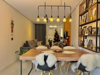 Uma sala de jantar com mesa de madeira e decoração moderna em um imóvel no Brasil.