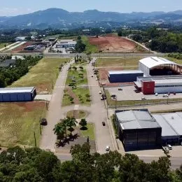 Vista externa de uma área de terreno com vegetação e caminho em Lajeado, Brasil.