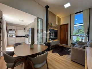 Sala de jantar e estar com piso de madeira clara.
