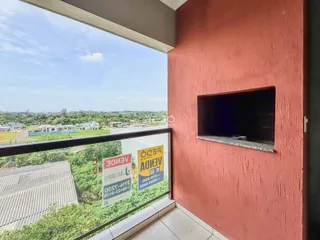 Vista externa de uma propriedade com parede vermelha e vista para a paisagem verde.