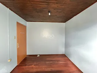Ambiente interno com piso de madeira e teto de madeira.