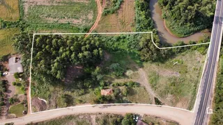 Vista aérea de um terreno com vegetação e estradas no entorno.
