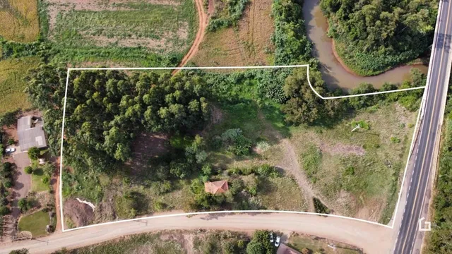 Vista aérea de um terreno com vegetação e estradas no entorno.