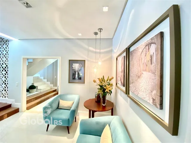 Sala de estar com dois sofás azuis e paredes brancas em um imóvel no Brasil.