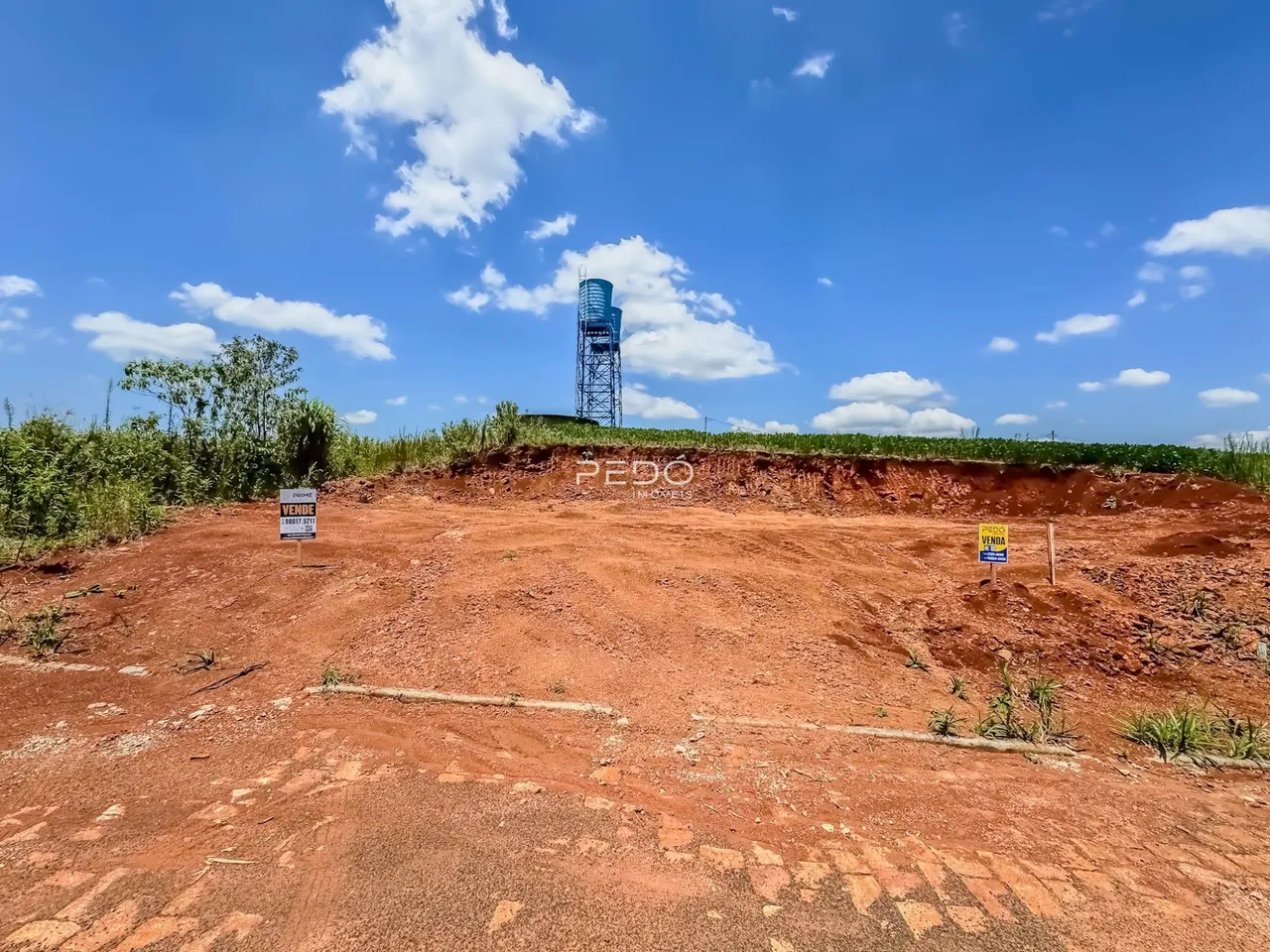 Vista aérea de um terreno de terra vermelha no Brasil.