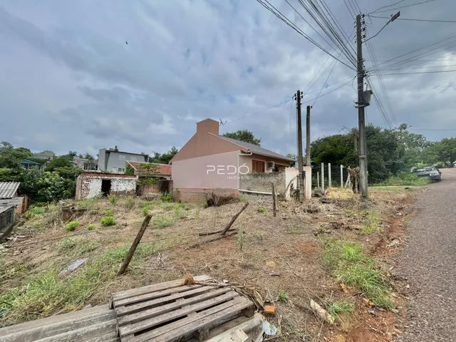Vista externa de uma residência em Lajeado, Brasil, cercada por vegetação e terra.