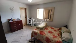 Foto de um quarto interno com cama e piso de cerâmica.