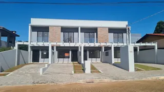 Fachada de uma casa moderna com revestimento claro em Lajeado, Brasil.
