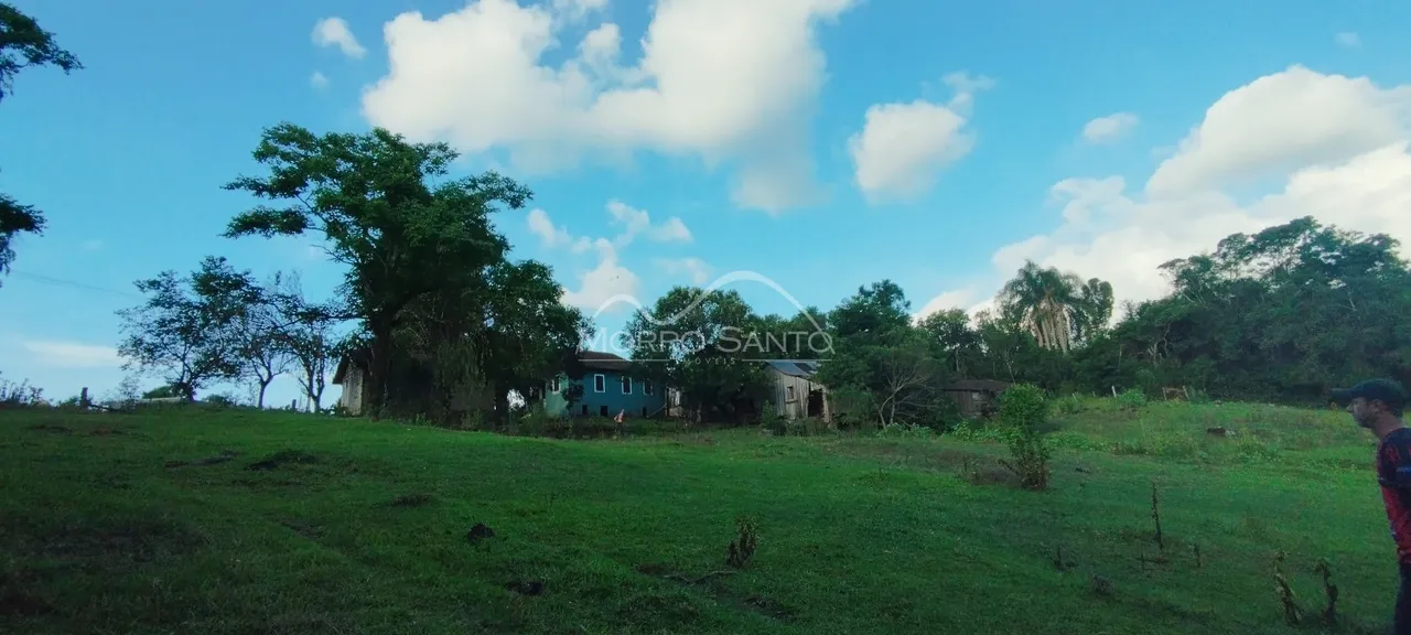 Vista externa de uma residência em Lajeado, Brasil, cercada por vegetação e gramado.