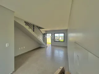Hall de entrada com escadaria em um imóvel em Lajeado.