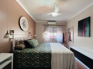 Quarto com cama e janela em um imóvel no Brasil.