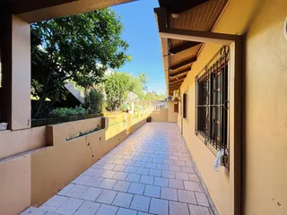 Vista da fachada de um corredor externo em Lajeado, Brasil.
