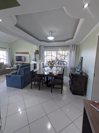 Sala de estar com piso de cerâmica e móveis.