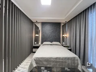Quarto com cama grande e parede de destaque em Lajeado.