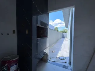 Vista de um corredor externo iluminado a partir de uma abertura interna.