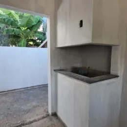 Vista de uma parede branca com um armário em uma propriedade em Lajeado.